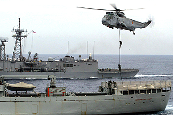 La Armada ensaya un abordaje a barcos cargados de armas
