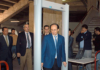 Un directivo sevillista pasa bajo uno  de los arcos detectores de metales instalados en el Pizjuán para el  derby. 