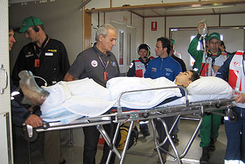 Pedrosa, en la camilla, rodeado de asistentes, cuando era trasladado al hospital.