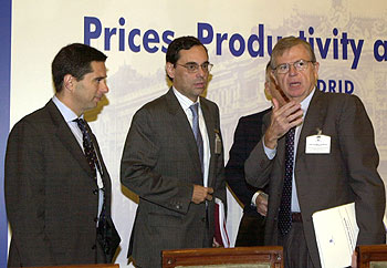 Jaime Caruana (en el centro) escucha a José Luis Malo de Molina, director general del Banco de España.