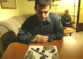 Toni Alarcón, hermano de uno de los militares fallecidos, enseña los efectos y placas encontrados en Trabzon.