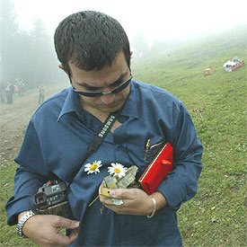 Toni Alarcón, hermano de uno de los militares fallecidos, sostiene margaritas y restos del Yak-42 en Trabzon.