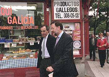 El candidato del PP Mariano Rajoy junto al jefe de campaña de Esperanza Aguirre, Juan Carlos Vera.