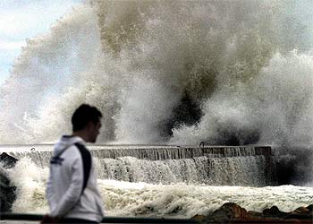 Una ola desborda un dique durante el temporal en la playa de la Nova Icaria (Barcelona).