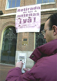 Medición del nivel de radioactividad ante el colegio García Quintana.