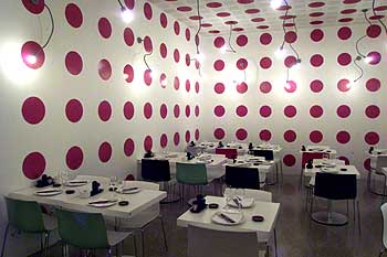 Minimalismo pop en el interior del Chó, en pleno paseo de Gracia.