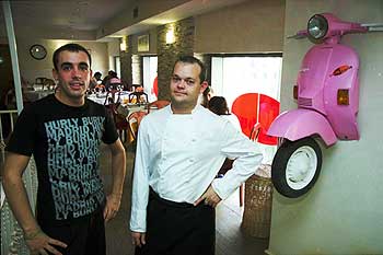 Estilo desenfadado y sin pretensiones en Hurly-Burly, con el cocinero Ander Calvo (a la derecha) y Eneko Uriarte,   maître.  