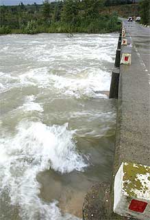 La crecida del Fluvià causa alarma en Olot