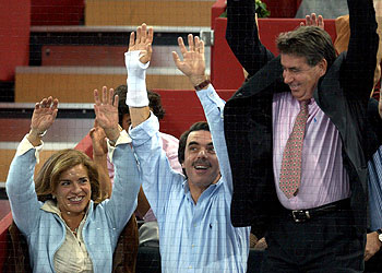 EL MATRIMONIO AZNAR HACE LA OLA.