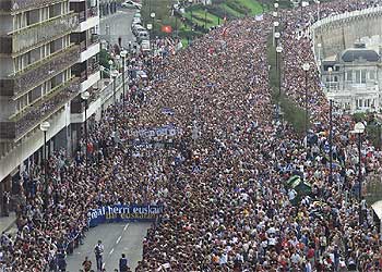 La manifestación llega al centro de San Sebastián por el paseo de la Concha.