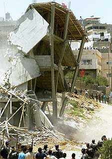 Un edificio de viviendas palestinas es demolido en el campo de Shuafat.