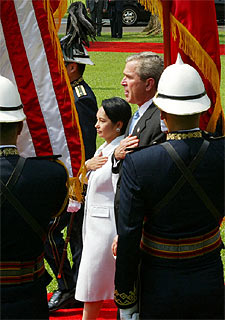 George W. Bush y Gloria Macapagal Arroyo, ayer, en Manila.