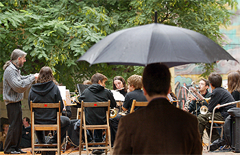 Tocando bajo la lluvia