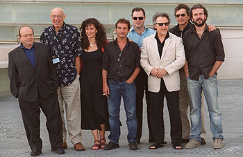 Manuel Vázquez Montalbán (a la izquierda), con Gerardo Herrero, Harvey Keitel (segundo y tercero por la derecha) y otros miembros del equipo de la película  El misterio Galíndez,  el pasado 20 de septiembre en San Sebastián.