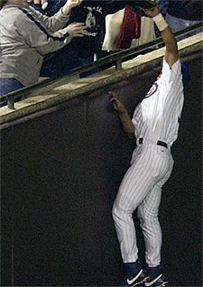 Alou no logra alcanzar la bola junto a la grada.