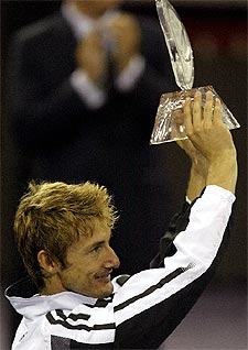 Juan Carlos Ferrero exhibe, orgulloso, su trofeo.