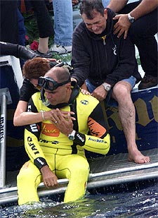 Ferreras, abrazado por sus suegros, tras arrojar las cenizas de su mujer a las aguas de Miami una semana después de la tragedia.