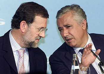 Mariano Rajoy (izquierda), con Javier Arenas, ayer en Toledo.