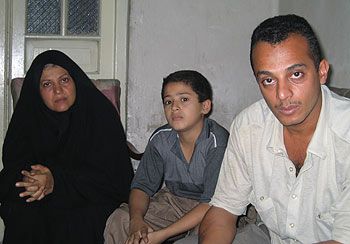 Karima, junto a un sobrino y su hijo Haider (derecha), en su casa de Bagdad.