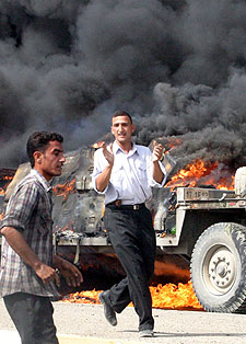 Iraquíes celebran en Faluya la explosión de un camión de EE UU.