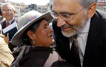 Una india chola saluda al nuevo presidente de Bolivia, Carlos Mesa, ayer en La Paz.
