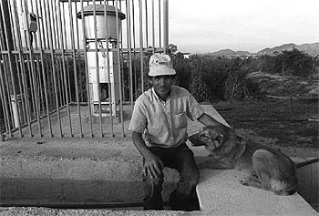 Un agricultor posa junto a un detector de contaminación radiactiva en Palomares en 1994.