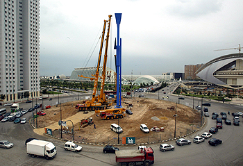 Cuatro grúas plantan 'El Parotet' de Miquel Navarro en la plaza de Europa