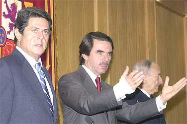 Aznar, entre el ministro de Defensa y el jefe del Estado Mayor de Defensa en la Escuela Superior de las Fuerzas Armadas.