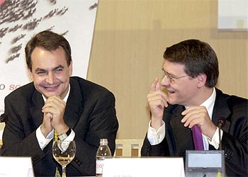 José Luis Rodríguez Zapatero, junto al responsable socialista de Economía, Jordi Sevilla, en una rueda de prensa.