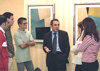 El candidato Rafael Simancas, junto a los cinco estudiantes que debatieron con él en un céntrico hotel de Madrid.