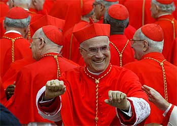El recién nombrado cardenal italiano Tarcisio Bertone, tras el Consistorio celebrado en la plaza de San Pedro.