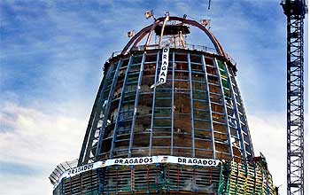 La torre Agbar ya tiene cubierta