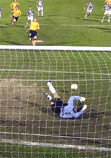 Raúl desvía el lanzamiento de Mista antes de que lo remate Baraja.