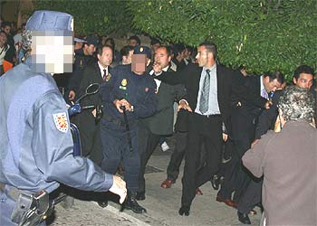 Agentes del Cuerpo Nacional de la Policía protegen al  lehendakari,  a la derecha, ante los intentos de agresión de un grupo de ultraderechistas.