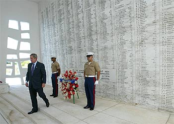 BUSH RINDE HOMENAJE A LOS CAÍDOS EN PEARL HARBOUR.