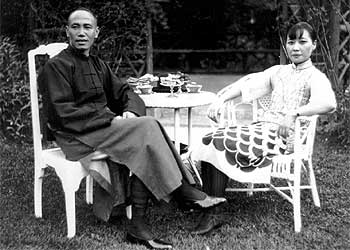 Soong May Ling, junto a su marido, Chiang Kai Shek, en su casa de Nanchang en 1927.