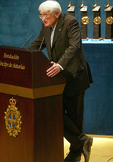 Jürgen Habermas, leyendo su discurso.