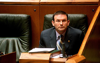 El  lehendakari,  Juan José Ibarretxe, durante un pleno en el Parlamento vasco.
