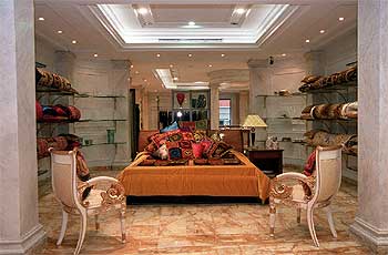 Una cama  de  Las mil y una noches  preside la tienda de Versace en Madrid. Los Beckham son asiduos a las sucursales londinenses y amigos de Donatella Versace.