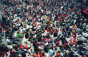 Ambiente del interior del recinto de La Farga, desbordado por la avalancha de   otakus,   aficionados al   manga,   que ocuparon las instalaciones.