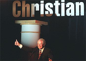 El reverendo Pat Robertson se dirige a sus seguidores en Washington el 18 de septiembre de 1998 para solicitar el proceso de destitución del presidente Clinton.
