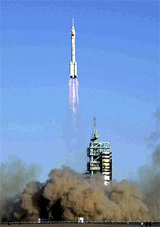 Primeros segundos del lanzamiento de la nave  Shenzhou V. 