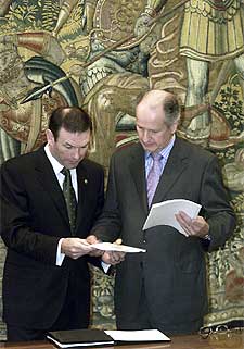 Ibarretxe hizo ayer entrega de su propuesta al presidente del Parlamento vasco, Juan María Atutxa.