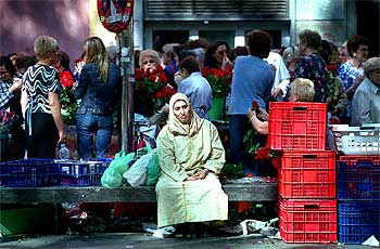 Una inmigrante, en el mercadillo de la festividad de Santa Rita, en la iglesia de Sant Agustí de Barcelona.