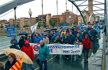 Los manifestantes antitrasvase, ayer, cruzando el Ebro en Tortosa. rnrn