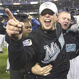 Josh Beckett canta su alegría.