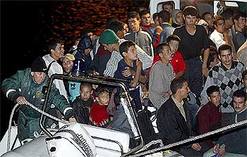 Llegada a Tarifa (Cádiz) de un grupo de inmigrantes, entre ellos 21 menores de edad, el 24 de septiembre pasado.