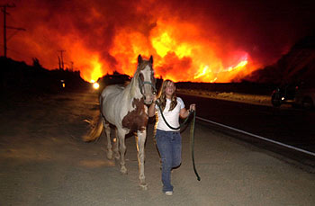 Varios incendios causan 11 muertos en California y amenazan Los Ángeles