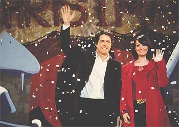 Hugh Grant y Natalie Martine, en una imagen de  Love actually. 