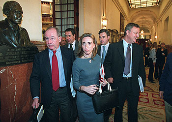 Rodrigo Rato, Carme Chacón y Jesús Caldera, en primer término; detrás, Eduardo Zaplana y Ángel Acebes, ayer en el Congreso.
